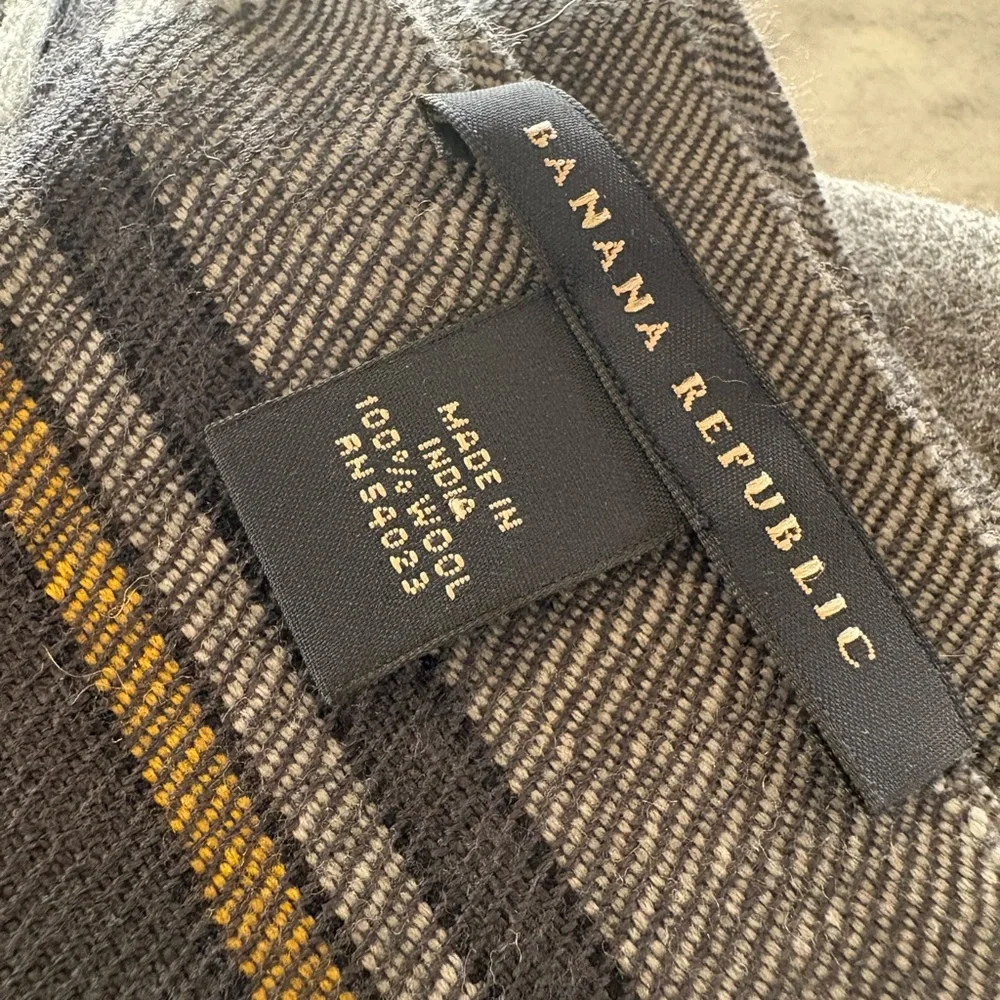Set/2 Scarves, Banana Republic and Express